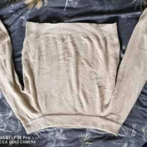 Kortare tjocktröja  - En jätte fin mjuk tröja som är kortare i längden, skit snygg till vita eller svarta jeans😁