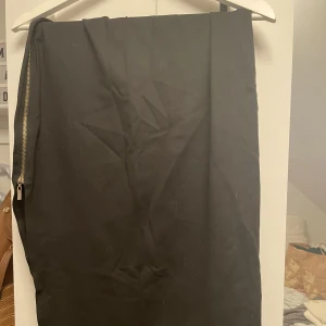 Svart långkjol - Svart långkjol köpt på asos med en dragkedja på sidan! Skicka för fler bilder