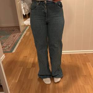 Blåa jeans från Pull and Bear, storlek 38. Säljs pga. för små. 