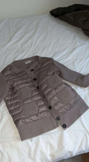 Moncler Cardigan  - Intresse koll på min fina Moncler cardigan. Vill se hur mycket folk vill lägga för den. Skriv privat för fler bilder och kom med pris.🌸