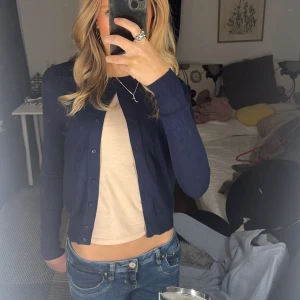 Kofta - Säljer min populära sticksde kofta i mörkblå då jag har en likadan och inte använder. 