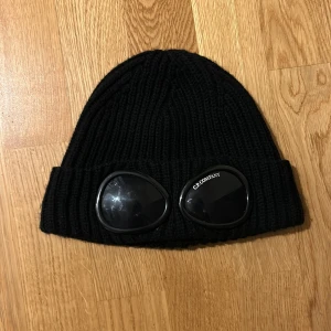 Cp company mössa  - Hej! Säljer min fina Cp company mössa i färgen svart den är använd 2 gånger, inga defekter den är riktigt fin  Skriv vid vilka frågor som helst  Priset är inte skrivit i sten❗️❗️