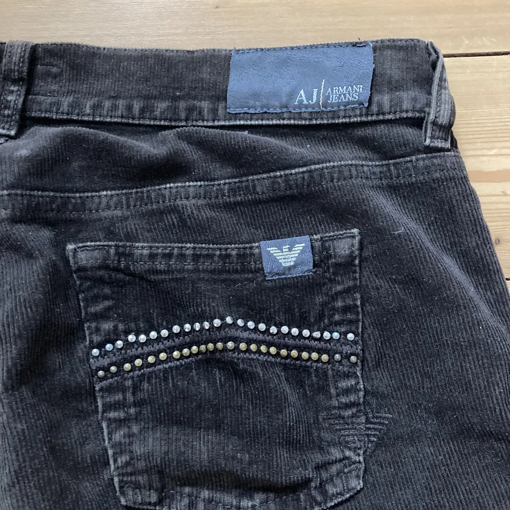 Jätte coola Armani jeans med så snygga detaljer på fickorna! Flare/bootcut modell. Manchester tyg! Priset kan diskuteras. Jeans & Byxor.
