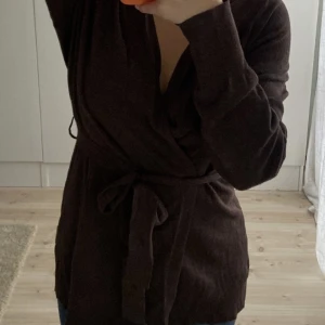 Brun kofta med knytning  - Jätte fin men kommer inte till användning! 