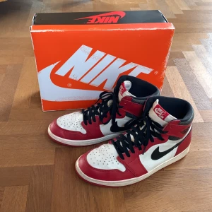 Jordan 1 Chicago high Lost and found str 45.5 - Jordan 1 Chicago lost and found köpta från SNKRS på drop. Storlek 45.5 och bra skick endast använda 1 månad. Originalbox, extra original laces ingår och digitalt kvitto från SNKRS. Säljer för att de inte används längre. 