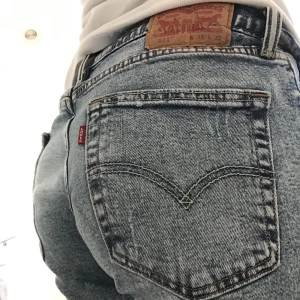 Levi’s jeans - Säljer mina levi’s jeans! Båda jeansen är så gott som nya. Strl 30w 32l på de mörkblåa och 32w 32l på de ljusblåa, jag är ca 163 lång och de passar perfekt.  150kr/st eller 250kr för båda. Om ni har frågor osv är det bara att skriva💕 