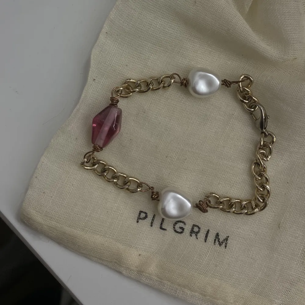 Intressekoll på om någon skulle vara intresserad av att köpa armband/smycken jag gör själv, hör av er!!🥰🥰💘. Accessoarer.