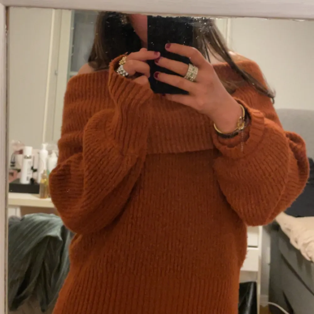En jättefin off shoulder tröja från Gina. Säljs inte längre och är i fint skick! Den är i en fin orange färg som passar jättefint nu till hösten och vintern🧡🧡. Stickat.