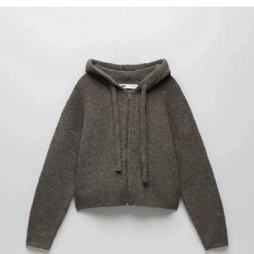 En stickad mysig hoodie med dragkedja från zara i en brun/grå färg! Kommer ej till användning längre💓😀 (första bilden är lånad från en tjej på plick). Stickat.