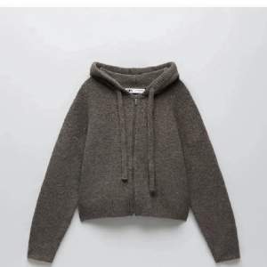 En stickad mysig hoodie med dragkedja från zara i en brun/grå färg! Kommer ej till användning längre💓😀 (andra bilden är lånad från en tjej på plick)