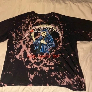 Yeezus god wants you t-shirt - Asfet rare Kanye west ”god wants you” yeezus merch. Nice baggy fit, size M men sitter oversized. Pris kan diskuteras bara skriv 🤙10/10 condition