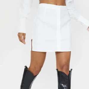 Vit kjol - Säljer denna jätte fina kjol då den inte kommer till användning, storlek XS prislapp kvar. Köptes från plt men finns ej kvar på deras hemsida. 🫶🏽