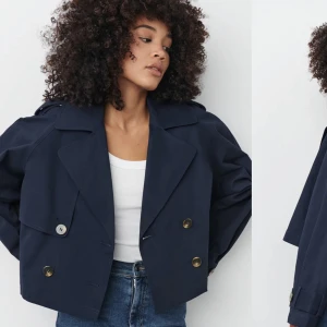 Mörkblå trenchcoat från ginatricot  - Kort trenchcoat perfekt till höst och vår i storlek S. Passar både mindre storlekar men även mig som vanligtvis bär M. Nypris 599:-