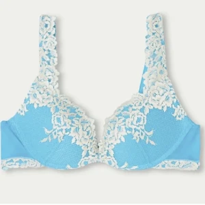 Intimissimi bh - Push up bh från intimissimi i torkos i storlek 75B. Den är i fint men använt skick.  Nypris 500kr men jag säljer för 300 exl frakt, köp gärna genom köp nu (PostNord)