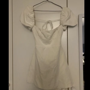 Zara klänning - Säljer nu denna vita zara-klänningen som är slutsåld. Otroligt fin klänning som passar till sommaren, midsommar eller studenten🤍 