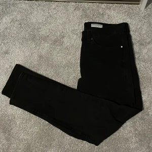 Tiger of Sweden jeans - Nu säljer vi tiger of Sweden jeans för ett extremt fint pris💫 Jeansen är väldigt slim och grisch och sitter perfekt på dig😍 Nypris: 1500 Vårt pris: 399