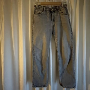 Jeans - Super fina jeans med riktigt bra passform. Dem är i en härlig tvättat svart färg/nästan grå. Dem är lite korta där nere och så coola!