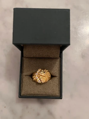 Maria Nilsdotter ring  - Så fin Maria Nilsdotter ring som inte säljs längre! Såldes för 3200kr. En pärla har släppt, där av det LÅGA priset. 