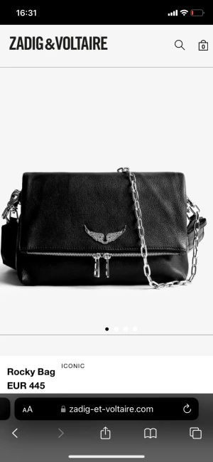 Rocky bag Zadig  - Säljer min superfina handväska från Zadig et Voltaire. Den är från en gammal kollektion men ser ut precis som den på bilden, enda skillnaden är att axelbandet inte är i läder. Den är i bra skick, har någon liten slitning i ett hörn. Kan skicka bild privat