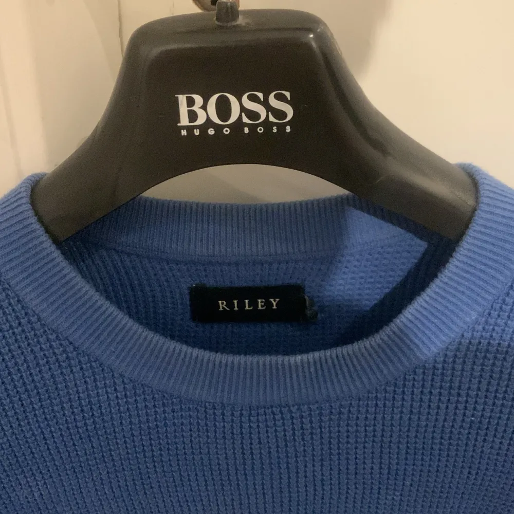Säljer nu denna snygga Riley tröja som är i bra skick . Tröjor & Koftor.