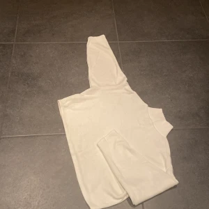 Vit stickad topp - En jätte fin stickad topp som man kan ha en spetts topp under. 