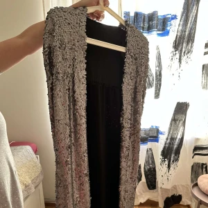 Unik Shoulder robe / drape - Shoulder robe eller drape utan arm öppning. Läggs över axlarna. Kan användas på båda sidor. Velvet insida eller sequin utsida. Pris kan diskuteras. 