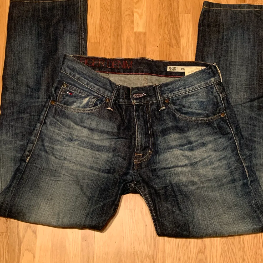 Tommy hilfiger jeans ( äkta) i modellen Ryder Zip. De har raka ben och passar ungefär M.  Stl- L32, W31. Jeans & Byxor.