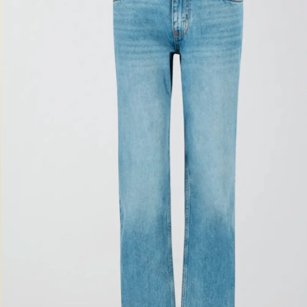 De här är ett år Low straight jeans från Gina och de är i bra skick och har fof kvar sin färg.. Jeans & Byxor.