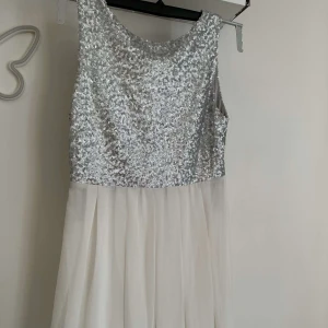 Festklänning  - Kort Festklänning för barn eller tonårstjejer. Sheer och sequin.