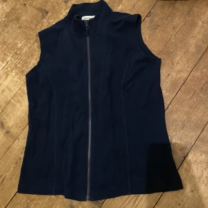 Blå väst - Tunn mjuk väst, snyggt att ha över en t-shirt eller liknande.
