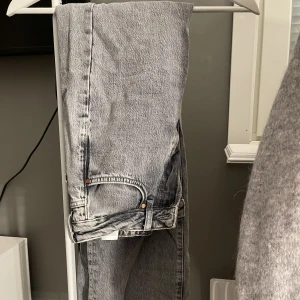 Gråa jeans  - Gråa jeans, storlek W25 L32. (Ganska Högmidjade) 