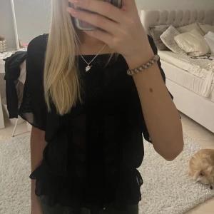 Svart blus  - Fin svart blus ganska genomskinlig men ändå jätte fin och man kan fortfarande ha på sig den som normalt, också fint men ett svart linne under. Köptes på plick aldrig använt❤️