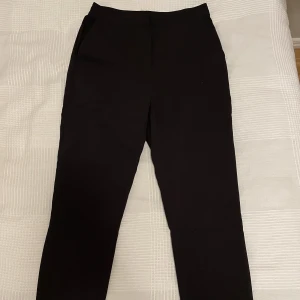 Svarta kostymbyxor - Svart kostymbyxor från na-kd i storlek 36 i fint skick.