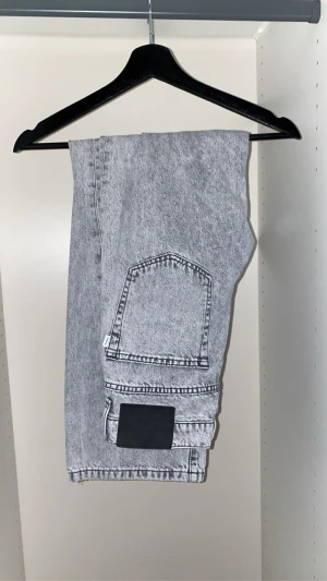 Woodbird jeans - Perfekt till dig som vill ha ett par sköna, stilrena och snygga jeans nu till vintern och inte vill betala 1000 kr. Knabbt använda och inga defekter 