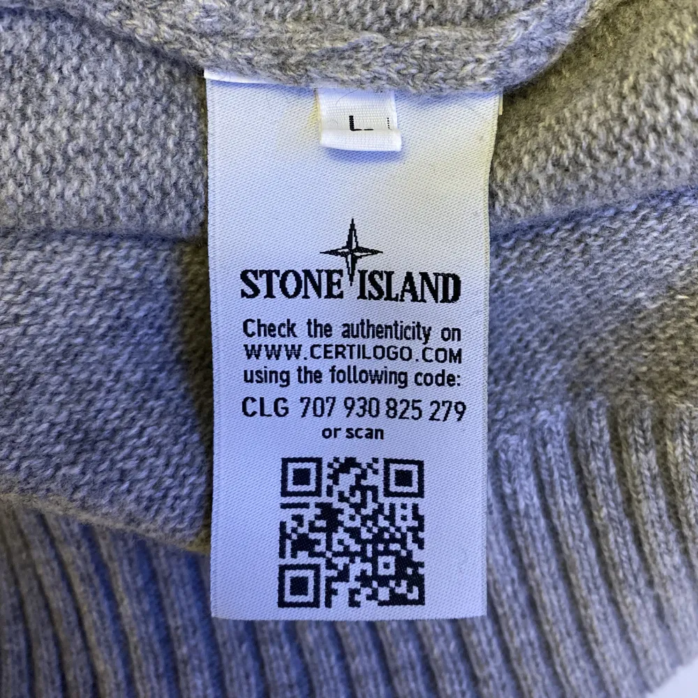 Stone Island grå tröja, Storlek M-L, gott skick, tyvärr men patch finns inte. Postnord frakt eller träffas i Stockholm📍. Hoodies.