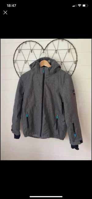 Skiddress - Välvårdad skiddress. Jacka och hängselbyxor. Färg: Grå Stl på jacka 158/164 Stl på byxorna 146/152