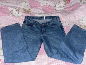 lågmidjade jeans  - ett par lågmidjade jeans från weekday i st 29/30