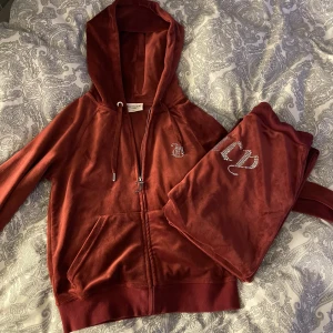 Juicy Couture - Hej! Säljer mitt Juicy Couture sett i färgen Tawny Port (Mörk röd) i XS som jag köpte i vintras, använt kanske 5 gånger. Säljer då det inte kommer till användning då det är för stort. Vid mer frågor så är det bara att skriva😊 Kan gå ned i pris!