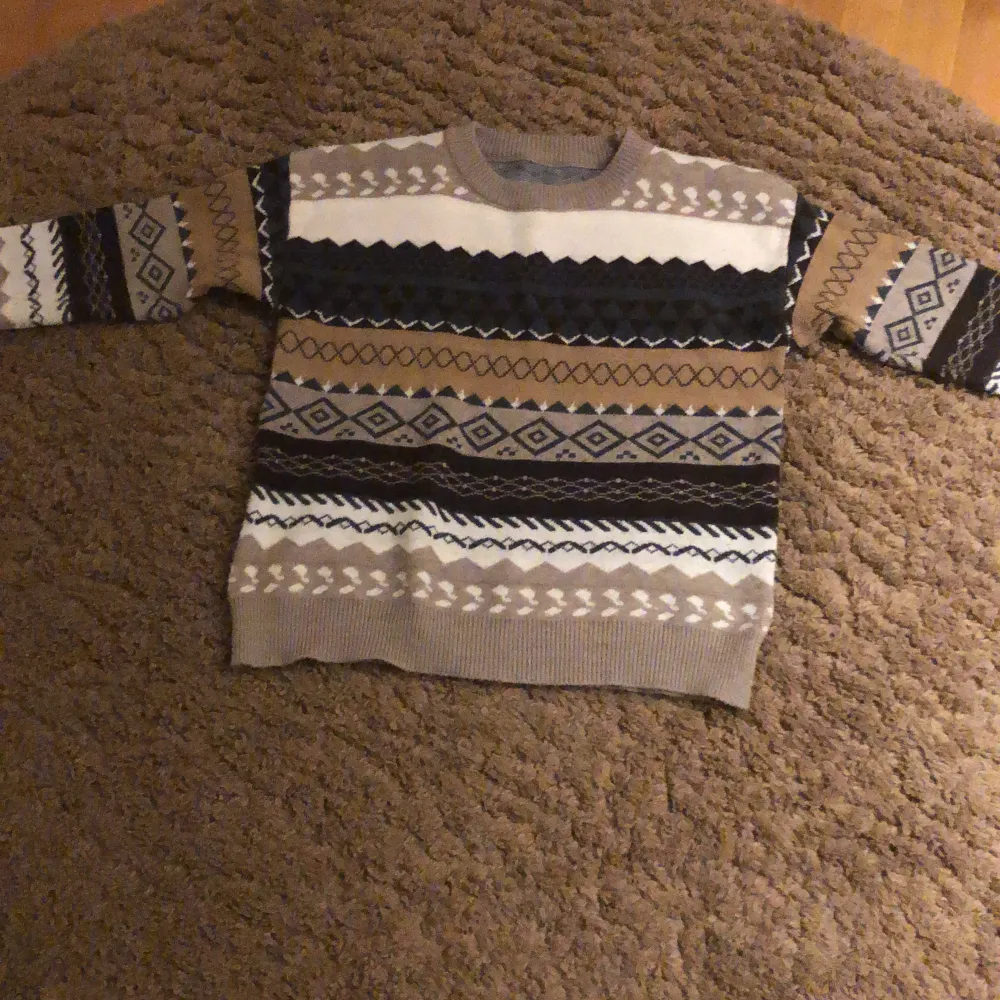 En så kallad grandpa sweater köpt föra året, andvänds inte längre då den inte är min still! e nog en xs/s men kanske passar en m oså. Stickat.