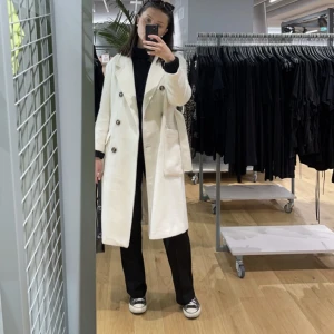 Vit lång kappa  - Säljer en vit lång kappa skriv för fler bilder💓