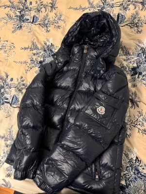 Moncler Maya  - Ny Moncler Maya i färgen Navy, superfin passar perfekt nu till vintern. Alla tags kommer med och NFC funkar super. Jackan är i strl 3 vilket motsvarar ungefär M-L