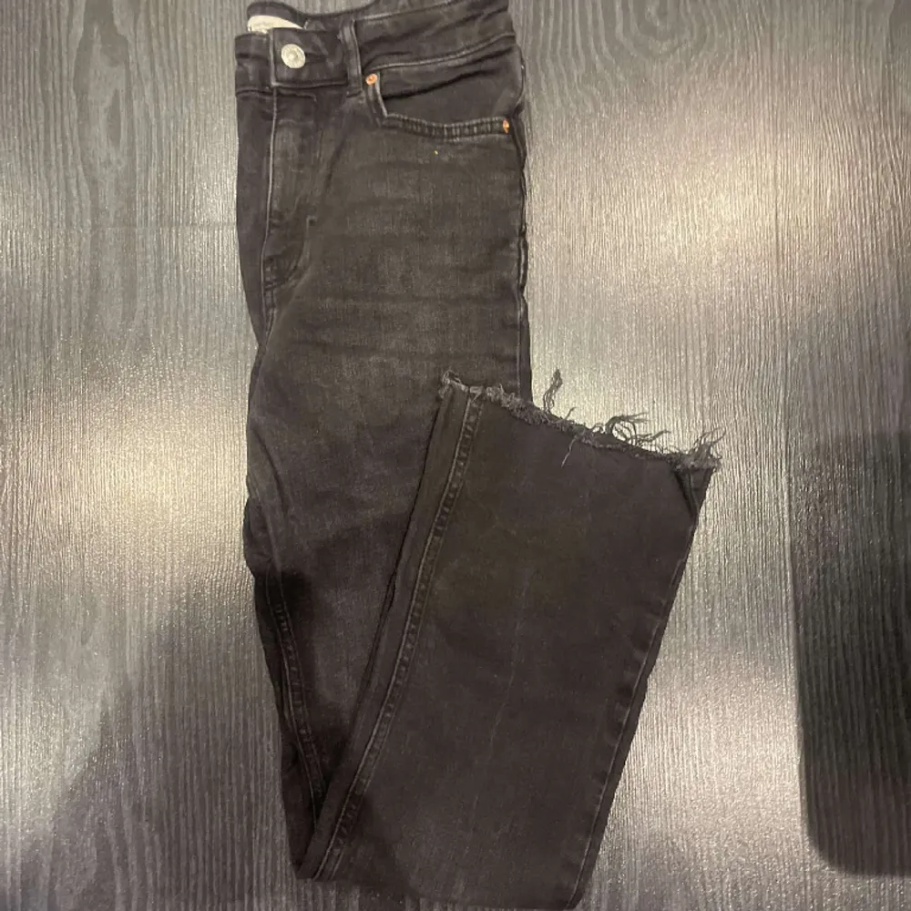 Svarta urtvättade jeans från gina. . Jeans & Byxor.