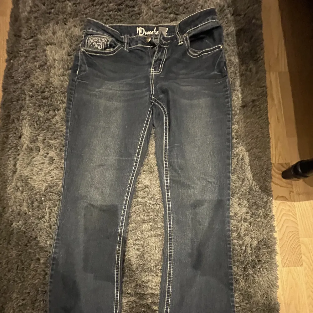 Säljer dessa Low waist bootcut jeans då de är för stora på mig. Köpta på Plick och har då dess inte kommit till användning. Jätte fina bakfickor😍 Midjemått: 42cm Innerbenslängd:78cm. Har mycket stretch. 38-42 i storlek.. Jeans & Byxor.