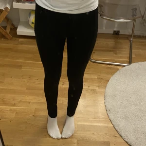 Ridbyxor - Fina svarta, helskodda ridbyxor säljes. I bra skick. Använda för ridning 1gng/vecka, normalt slitage. Tyg som träningsbyxor med mobilficka på båda benen. Bred mudd i midjan