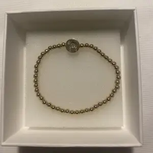 Fint guldigt dalahäst-armband  Inte äkta guld  Låtsas diamanter i dalahästen Bra storlek runt arm 