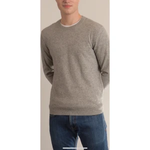 Kashmir tröja  - Märke: Uniqlo  Storlek: M Pris: 349 Modellens längd: 185 cm Material: Kashmir 100%