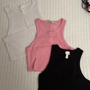 Linnen - Linnen från hm och nakd. Alla för 80kr. En är i L, M och en i XS men skulle säga att alla passar till en S✨