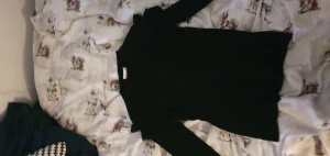 Sweatshirt - Jätte fin tröja men säljer den pågrund av hål vid halsen