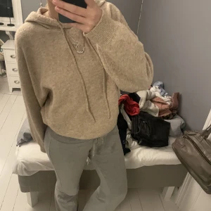 Stickad hoodie  - Fin stickad hoodie perfekt till vardags 