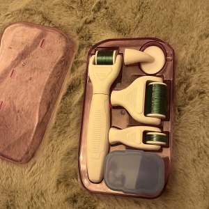 Roller för håret  - Jätte bra som får håret att växa, går att använda på ansiktet för att ta bort ackne och ärr också 